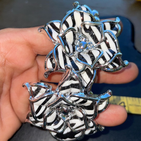 Vintage Black & White Zebra Print Multi Strand Silver Flower Stretch Bracelet 6” - Picture 6 of 12